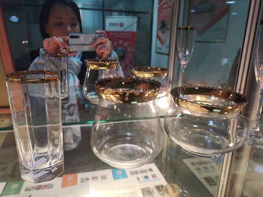 ظروف شیشه ای دستگاه آبکاری طلای 2 طرفه انعکاس رنگ طلایی ، پوشش چسبنده قوی TiN
